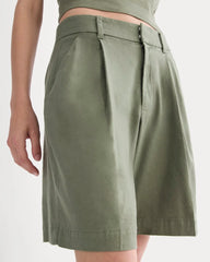 The Pleated Short in Stretch Linen | Lichen Green