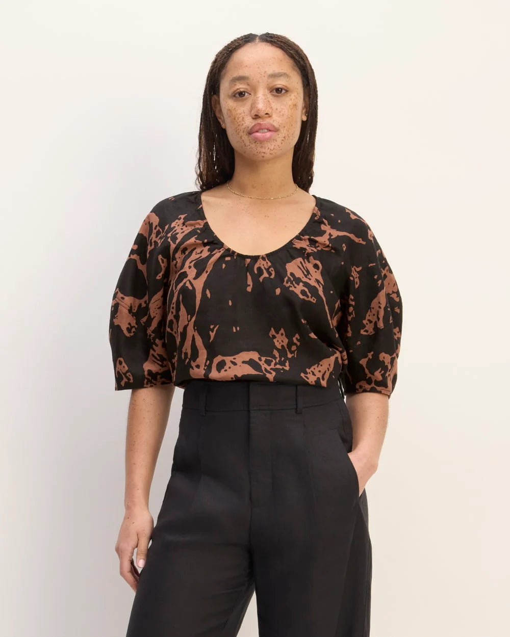The Scoop Top in Linen | Carob Brown Abstract